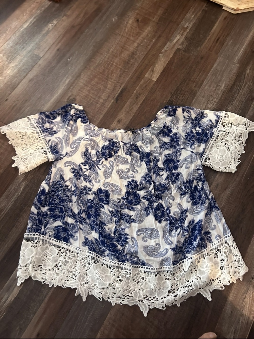 50%offwโค๏ธ Unique Spectrum blue white floral with lace 3X